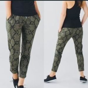 Lululemon Jet Crop pant in snakeskin print size 8.